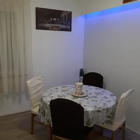 Alena * Τρογκίρ